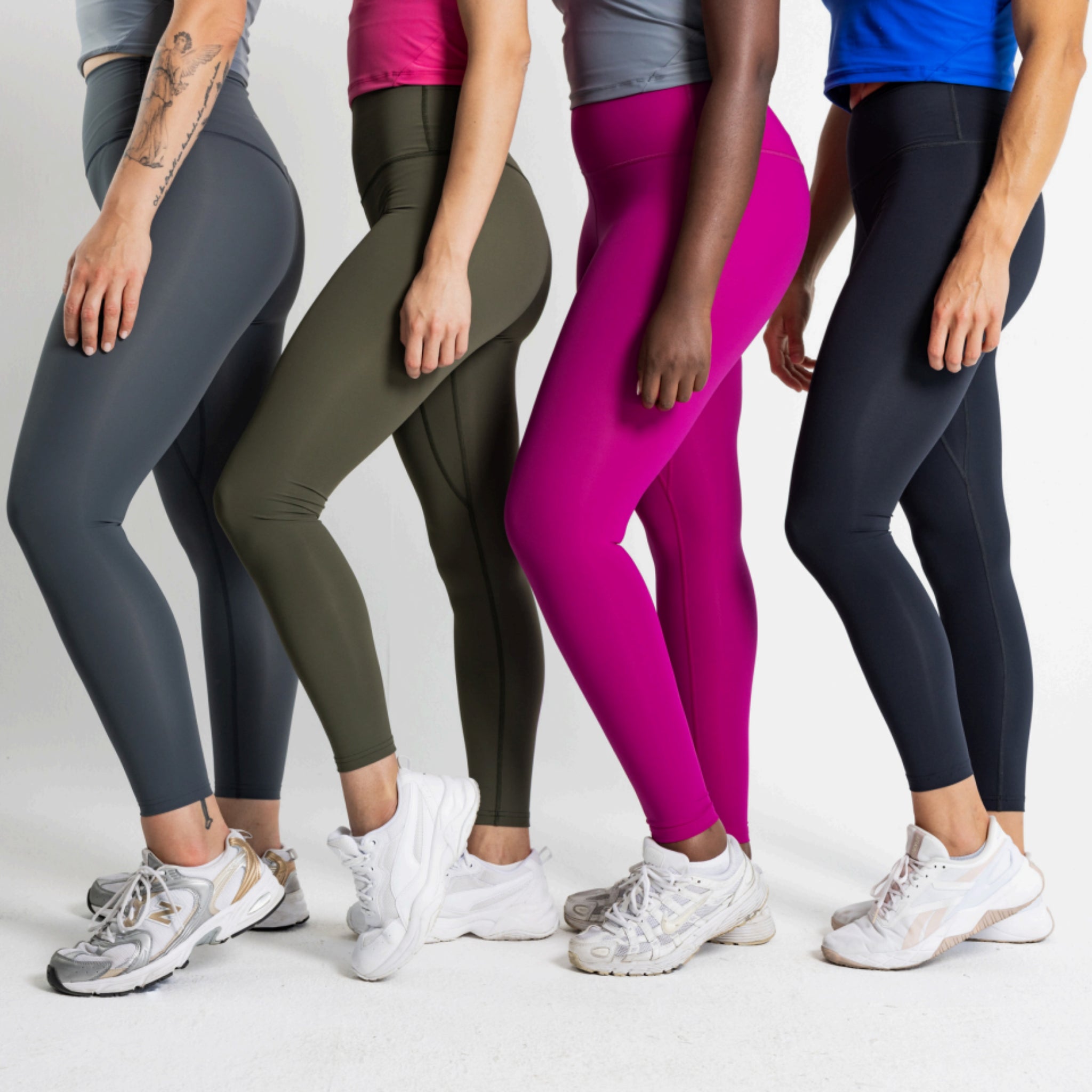 Vier Personen in farbigen Leggings und Turnschuhen stehen in einer Reihe auf weißem Hintergrund.