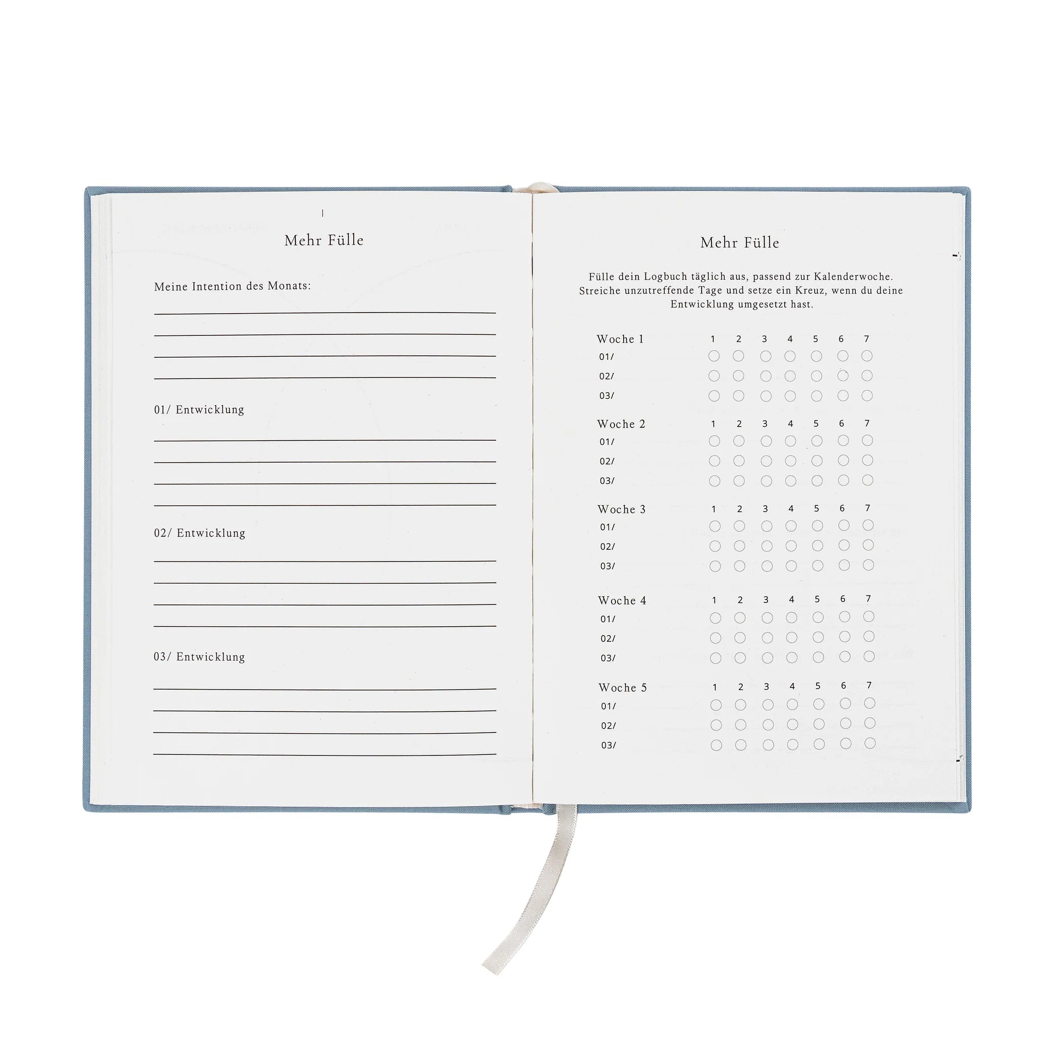 Ein offenes Tagebuch zeigt zwei Seiten mit deutschem Text. Auf der linken Seite befinden sich Abschnitte, in die man Absichten und Fortschritte eintragen kann, während die rechte Seite Kreise enthält, in denen man Gewohnheiten oder Aktivitäten nach Tag und Woche festhalten kann.