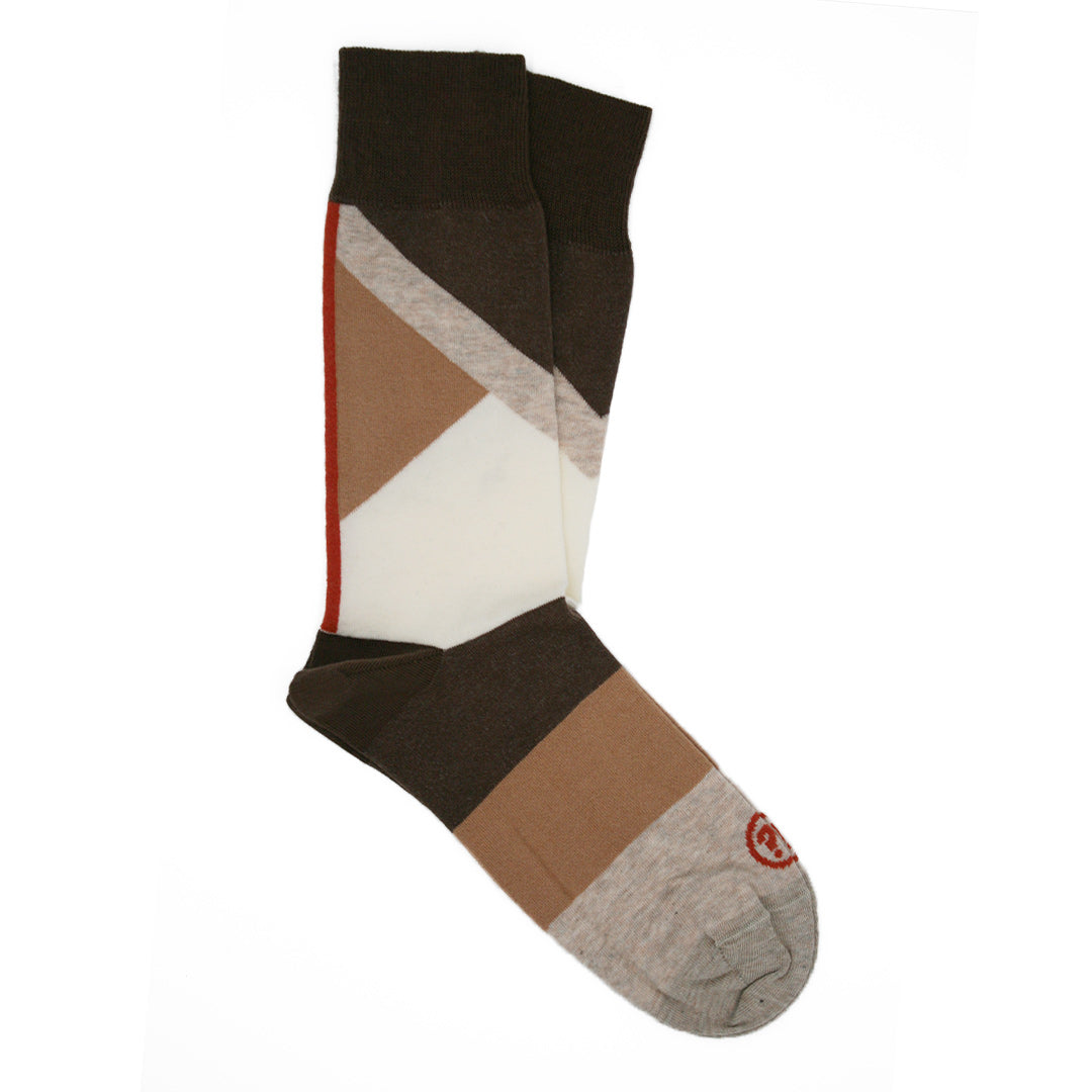 Ein Paar Socken mit geometrischem Muster in Braun, Hellbraun, Beige, Creme und Dunkelbraun, akzentuiert durch einen dünnen roten Streifen an einer Seite. An der Spitze befindet sich ein kleines rotes Logo.