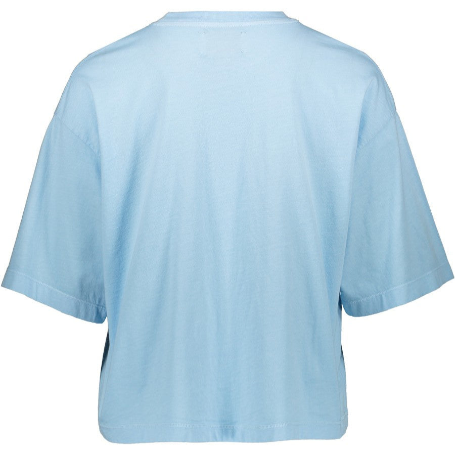 Hellblaues T-Shirt mit weitem Schnitt und kurzen Ärmeln, von hinten gesehen.