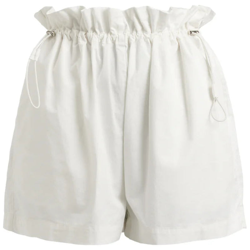 Weiße Shorts mit hoher Taille und einem gerüschten Bund im Paperbag-Stil sowie verstellbaren Kordelzügen an den Seiten. Die Shorts haben eine lockere, entspannte Passform und eine glatte Stofftextur.