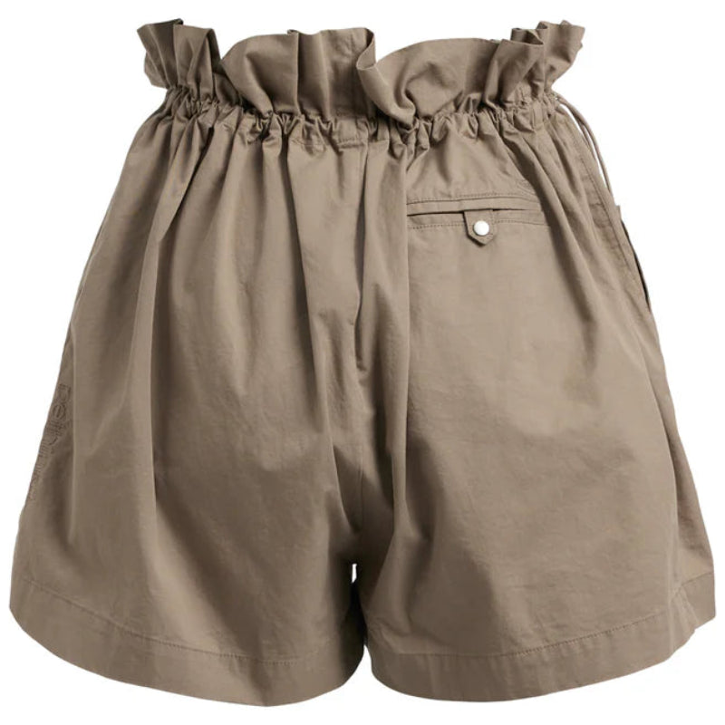 Hochtaillierte, hellbraune Paperbag-Shorts mit gerafftem, elastischem Bund, Falten auf der Vorderseite und einer einzigen Gesäßtasche mit Knopfverschluss.