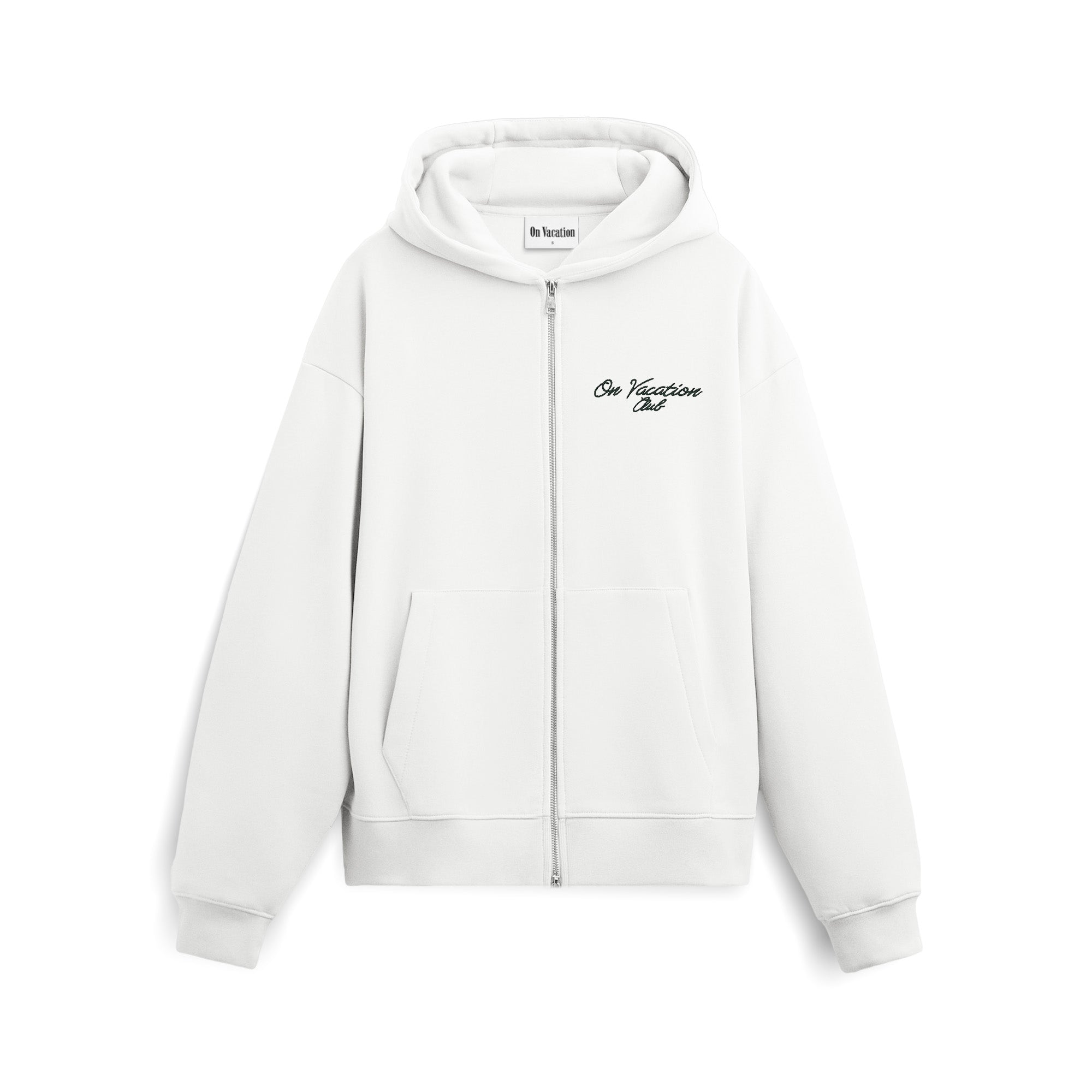Ein schlichter weißer Kapuzenpullover mit Reißverschluss, Vordertaschen und Kapuze. Auf der linken Brust ist der Text On Vacation Club in schwarzer Schrift zu lesen.