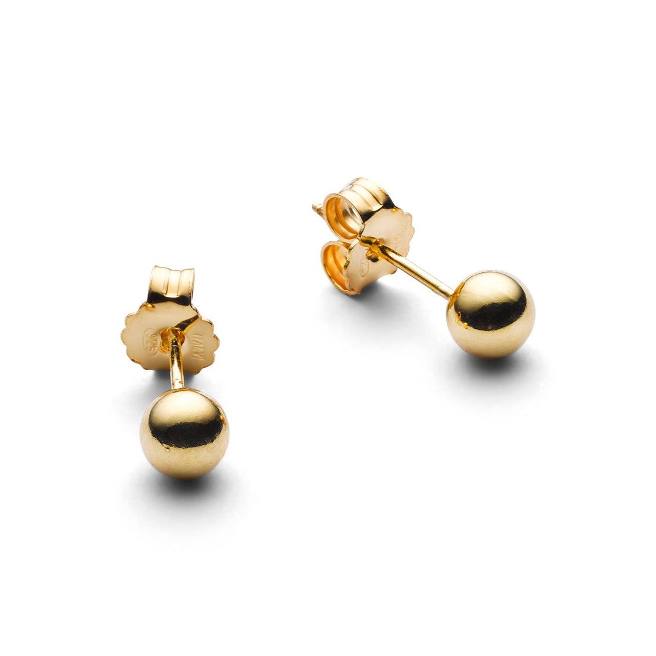 Zwei goldene Ohrstecker in Kugelform auf weißem Hintergrund.