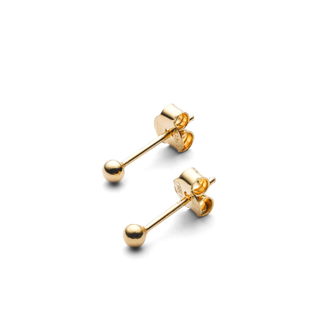 Zwei goldene Ohrstecker mit kugelförmigen Enden vor weißem Hintergrund.