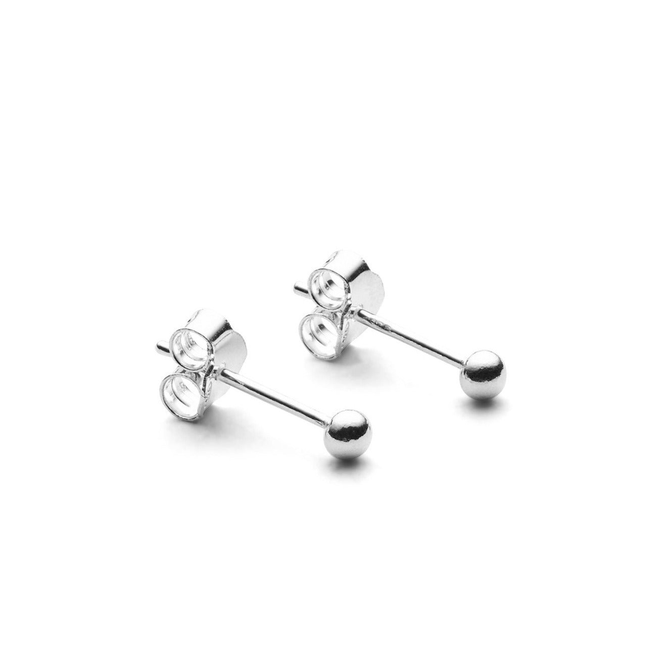 Zwei silberne Ohrstecker mit Kugelenden auf weißem Hintergrund.
