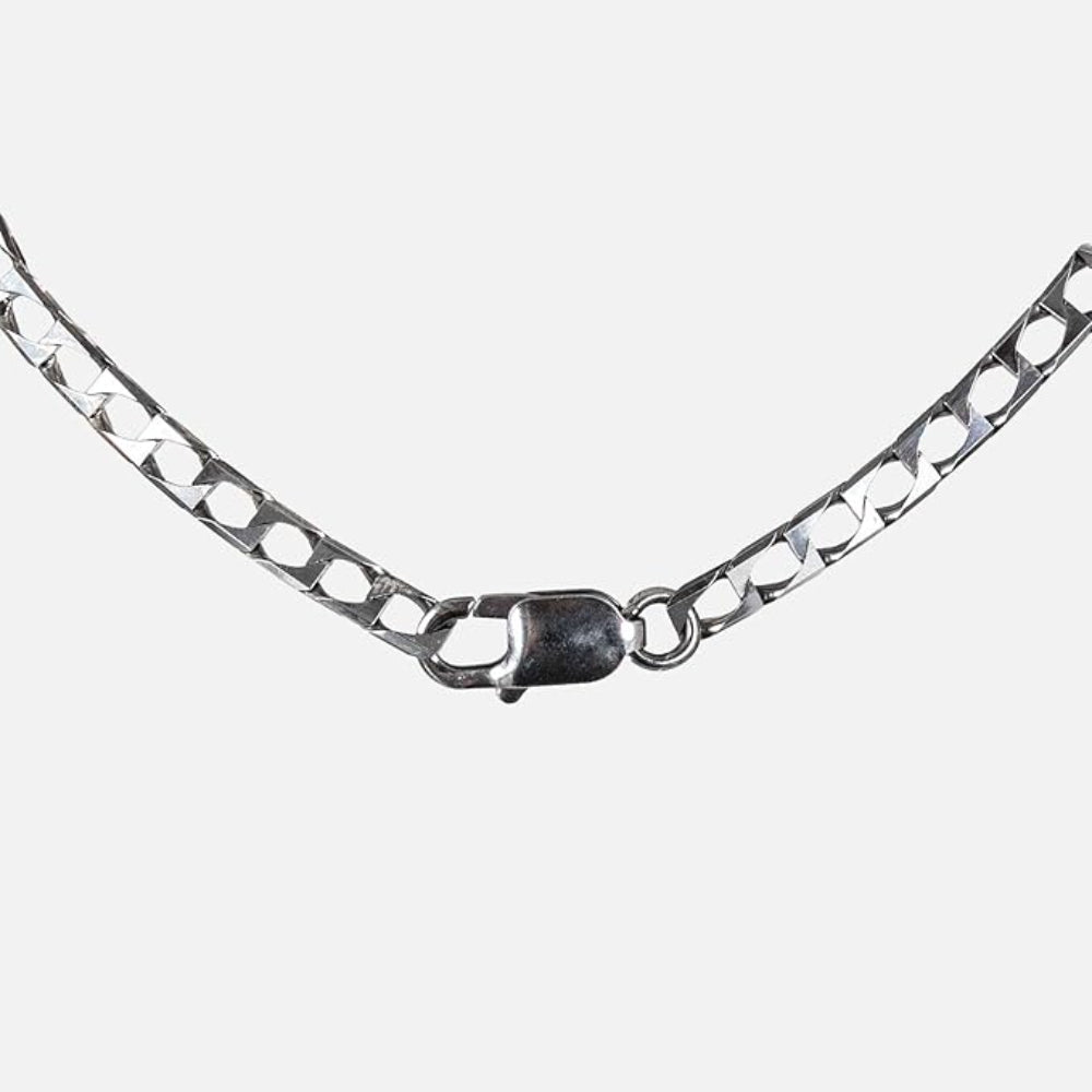 Eine Nahaufnahme einer silbernen Halskette mit Karabinerverschluss vor einem schlichten weißen Hintergrund.