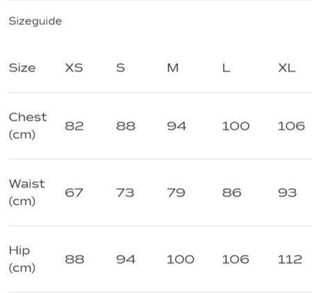 Größentabelle zeigt Maße für Brust, Taille und Hüfte in cm für XS bis XL.