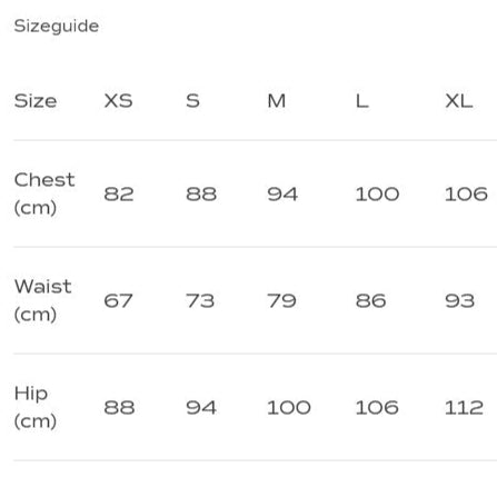 Größentabelle mit Maßen in cm für Brust, Taille und Hüfte in den Größen XS bis XL.