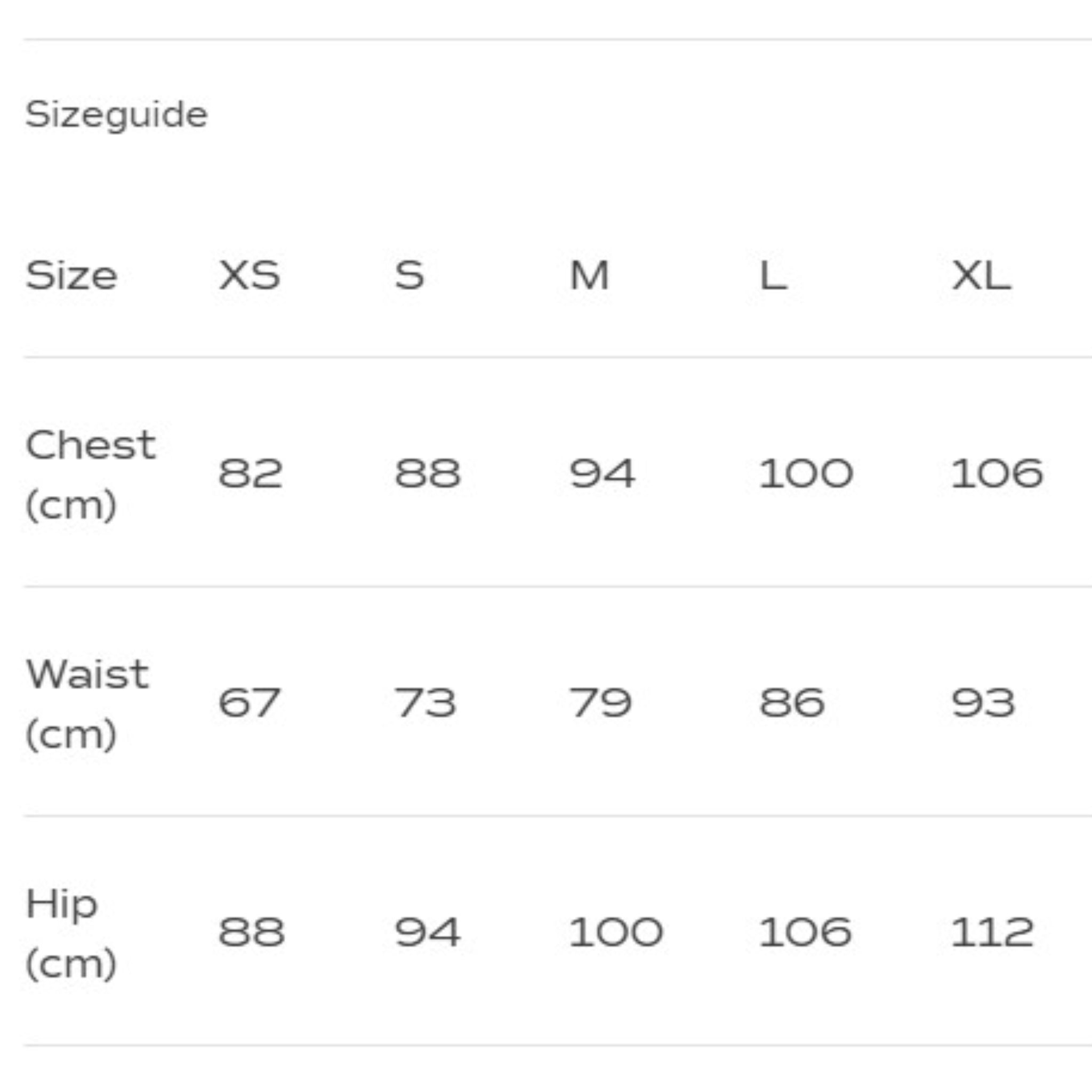 Eine Größentabelle mit Maßangaben in Zentimetern für die Größen XS bis XL: Brustumfang (82-106), Taillenumfang (67-93) und Hüftumfang (88-112).