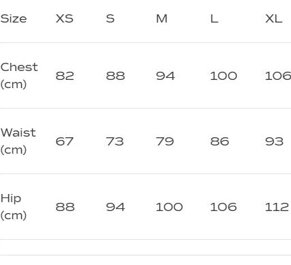 Größentabelle zeigt Maße in cm für Brust, Taille und Hüfte für XS bis XL: Brust 82-106, Taille 67-93, Hüfte 88-112.