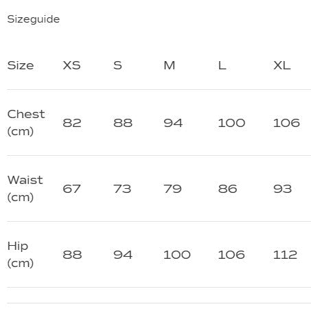 Eine Größentabelle mit den Größen XS bis XL und den Maßen für Brust, Taille und Hüfte in Zentimetern. Brustkorb: 82-106 cm, Taille: 67-93 cm, Hüfte: 88-112 cm.
