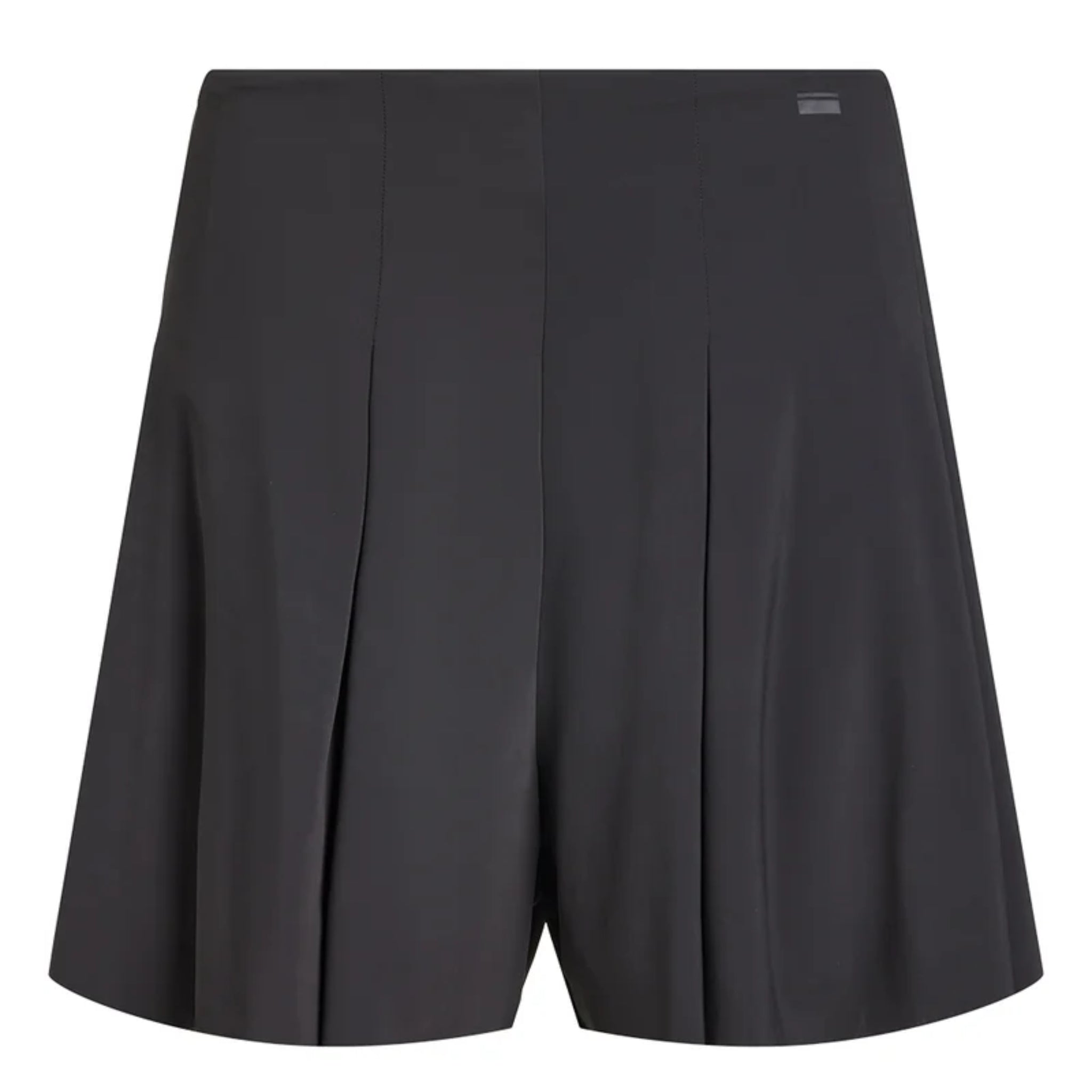 Schwarze, taillierte Shorts mit Falten auf der Vorderseite, mit glattem Bund und einem kleinen Metallic-Logo-Tag oben rechts. Der Stoff wirkt strukturiert und leicht glänzend.