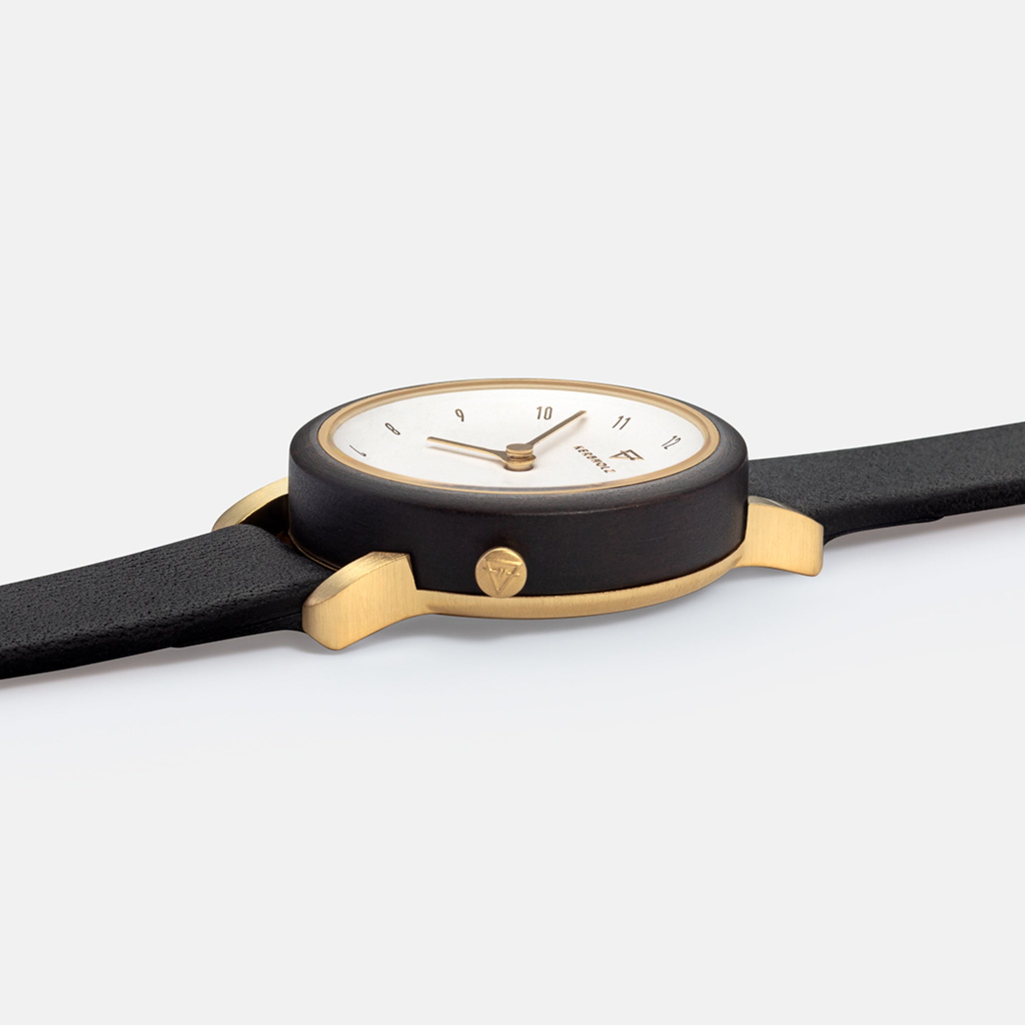 Armbanduhr mit schwarzem Lederarmband, weißem Zifferblatt und goldenem Gehäuse auf hellem Hintergrund.