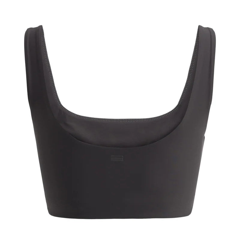 Schwarzes, ärmelloses Crop-Top mit weitem Rundhalsausschnitt und tailliertem Schnitt, von vorne auf weißem Hintergrund.