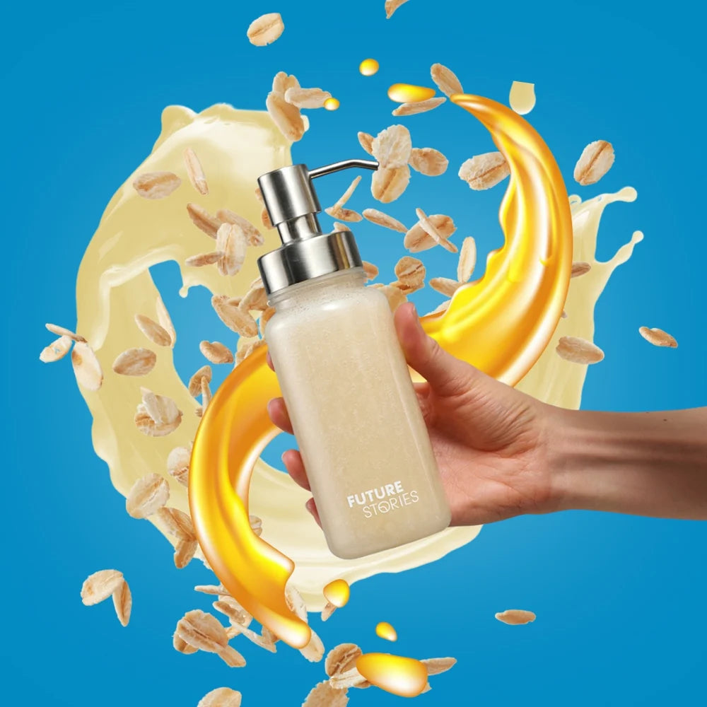 Eine Hand hält einen klaren Seifenspender mit der Aufschrift FUTURE STORIES vor einem blauen Hintergrund mit wirbelnder gelber Flüssigkeit und verstreuten Haferflocken.