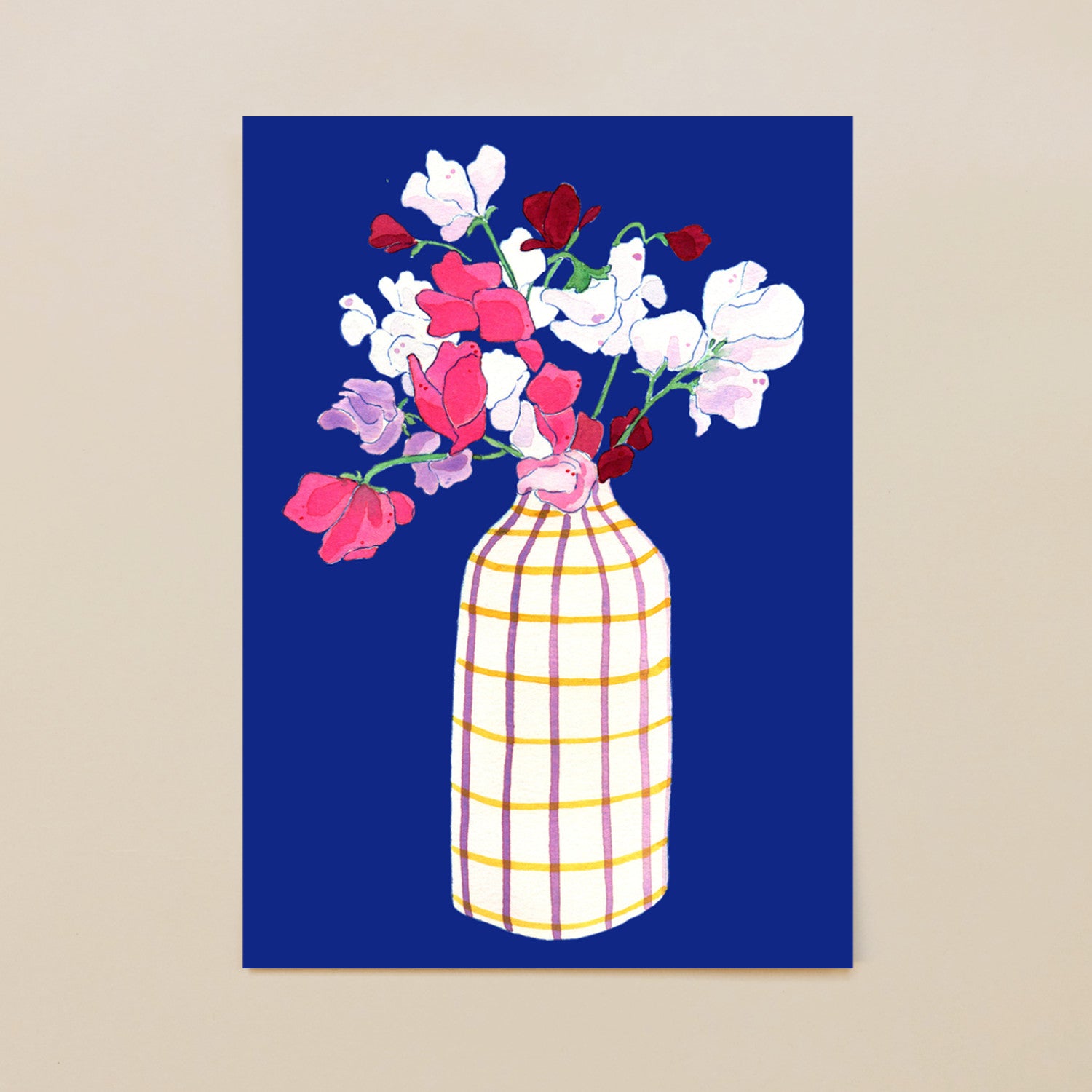 Illustration einer gemusterten Vase mit bunten Blumen vor einem dunkelblauen Hintergrund.
