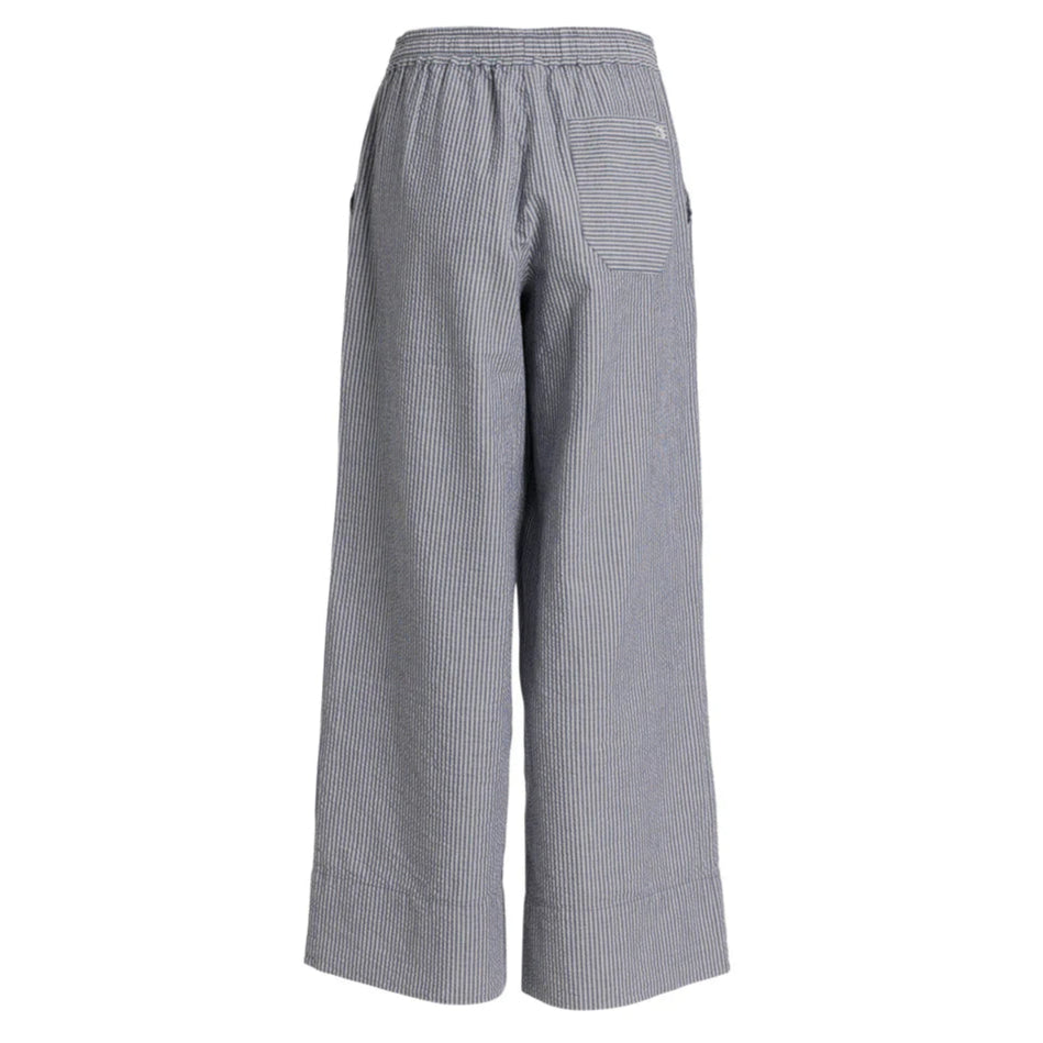Hose mit weitem Bein und hoher Taille mit dünnen vertikalen blauen und weißen Streifen, elastischem Bund, zwei Seitentaschen und einer Gesäßtasche, von hinten gesehen.