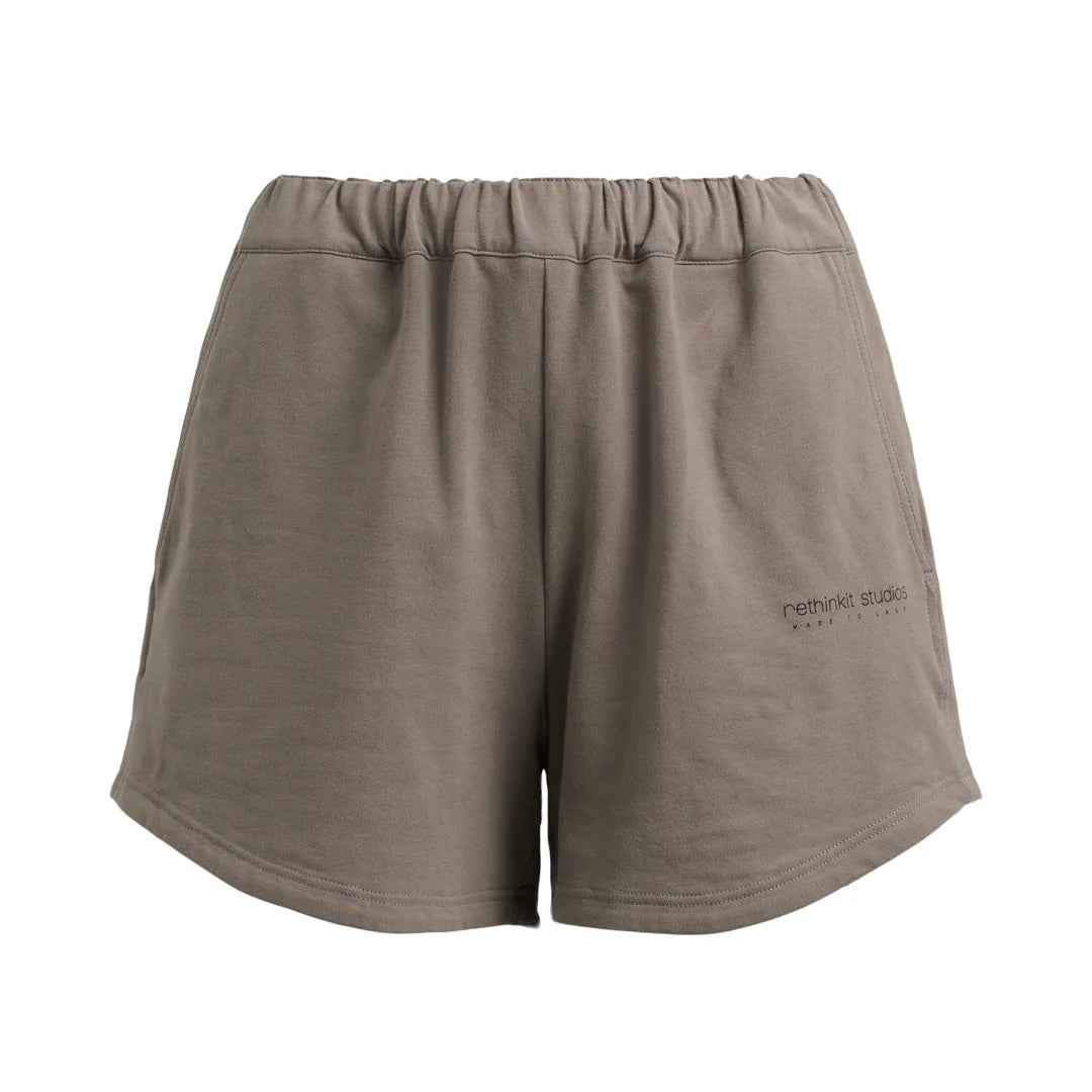Graue Shorts mit elastischem Bund und kleiner Aufschrift "rethinkit studios" auf der rechten Seite.
