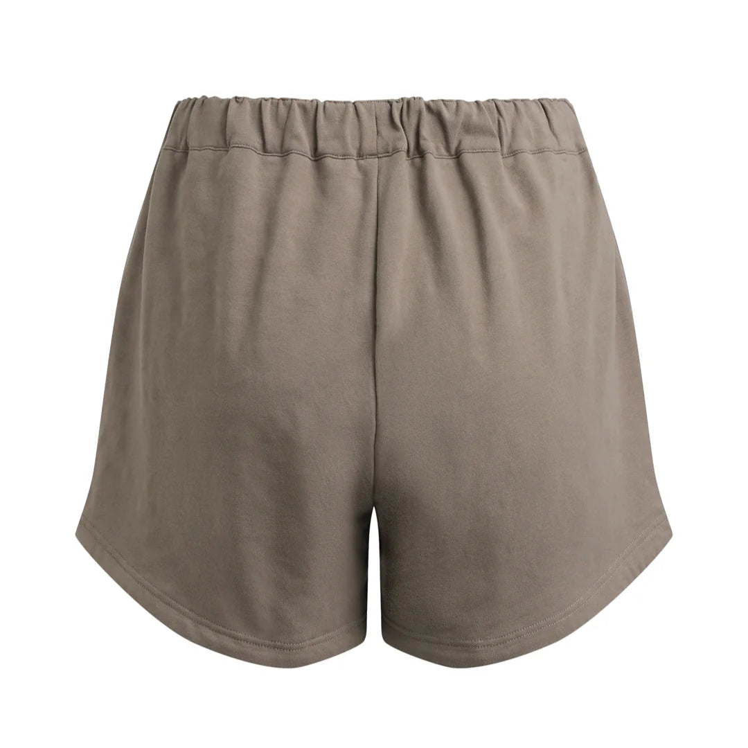 Beige Shorts aus weichem Stoff, Rückansicht, mit elastischem Bund.