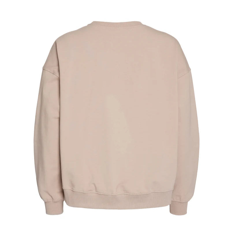 Ein schlichtes, langärmeliges, beiges Sweatshirt wird von hinten gezeigt. Das Sweatshirt hat einen Rundhalsausschnitt, gerippte Bündchen und einen gerippten Bund ohne sichtbare Motive oder Logos.