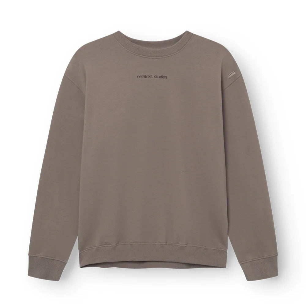 Grauer Sweatshirt mit Rundhalsausschnitt und kleinem Logo "rethinkit studios" auf der Brust, auf weißem Hintergrund.