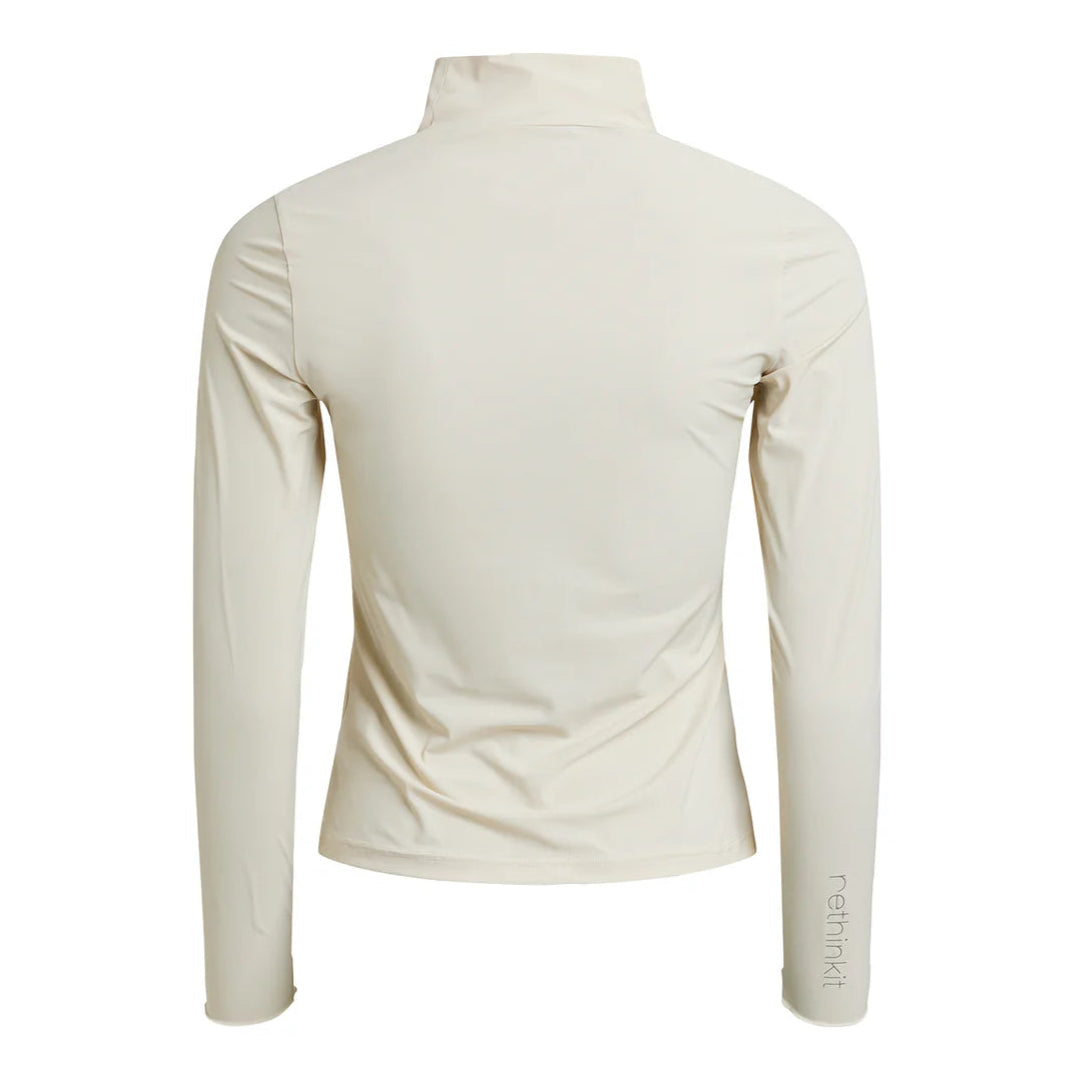Rückenansicht einer langärmeligen, hellbeigen, taillierten Jacke mit hohem Kragen. Das Material scheint glatt und dehnbar zu sein, und auf dem rechten Ärmel ist unten das Wort rethink! aufgedruckt.