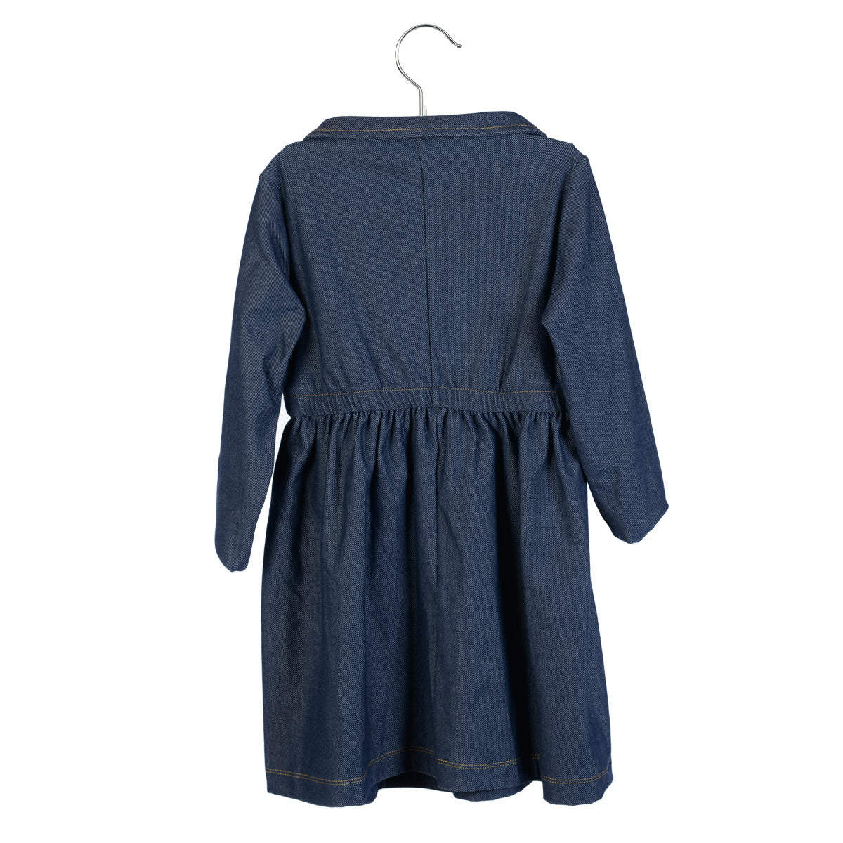 Ein langärmeliges, knielanges Jeanskleid für Kinder ist auf einem Bügel ausgestellt, von hinten gesehen. Das Kleid hat eine geraffte Taille und einfache Nahtdetails.