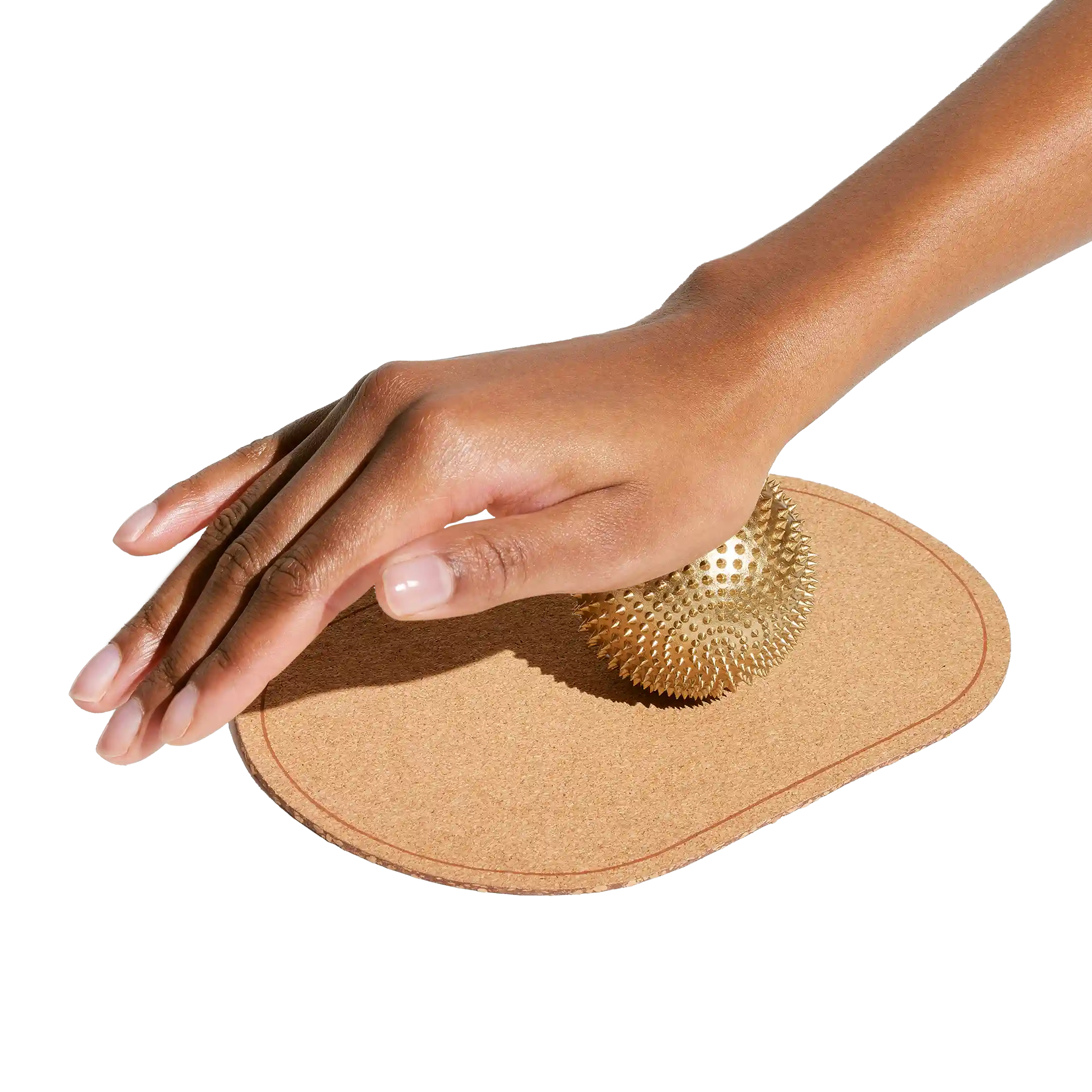 Eine Hand rollt einen stacheligen, goldenen Massageball auf einer Korkmatte vor einem schlichten Hintergrund.