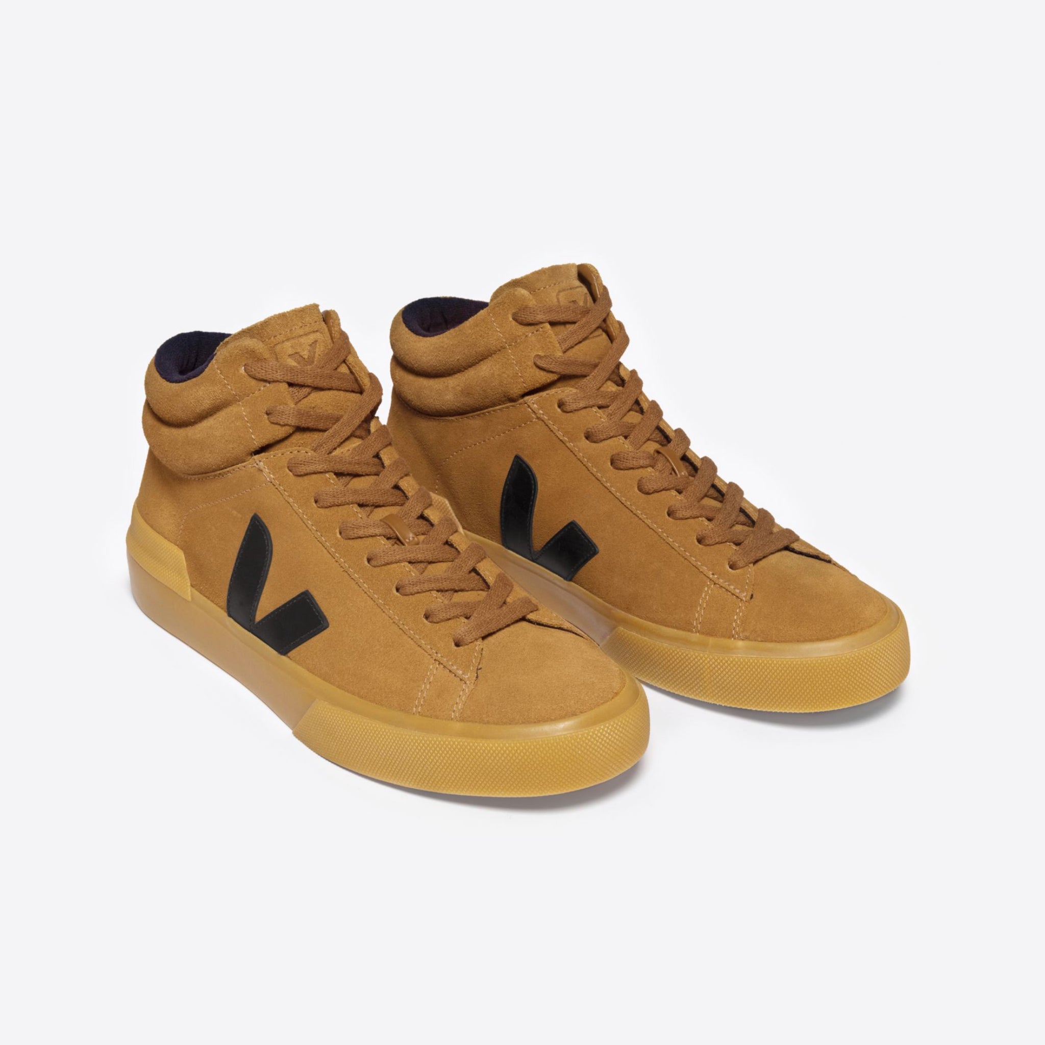 Braune High-Top-Sneaker mit schwarzem V-Logo auf der Seite und hellbrauner Sohle, auf weißem Hintergrund.