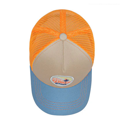 Ein Trucker-Hut mit beiger Vorderseite, orangefarbenen Mesh-Seiten und -Rückseite, blauem Schnabel und einem kleinen Aufnäher auf der Vorderseite mit der Aufschrift "Good Summer" und einem Bild von Sonne und Palme.