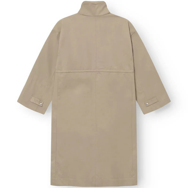 Langer beiger Trenchcoat mit hohem Kragen, langen Ärmeln und geknöpften Manschetten, von hinten vor weißem Hintergrund.