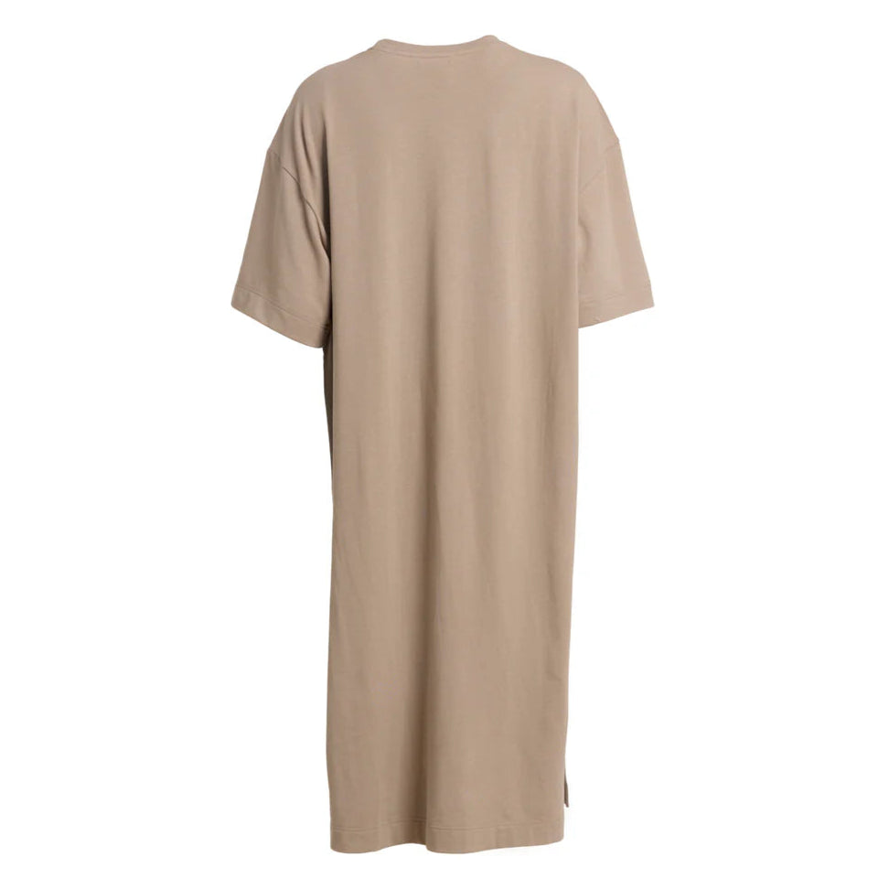Ein schlichtes, kurzärmeliges, beigefarbenes T-Shirt-Kleid wird von hinten vor einem weißen Hintergrund gezeigt. Das Kleid ist locker geschnitten und fällt bis zu den Knien.