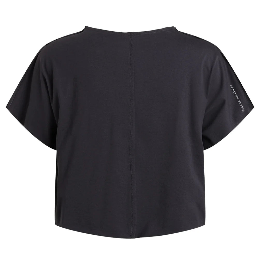 Schwarzes T-Shirt von hinten, mit kurzen Ärmeln und einem minimalistischen Design.