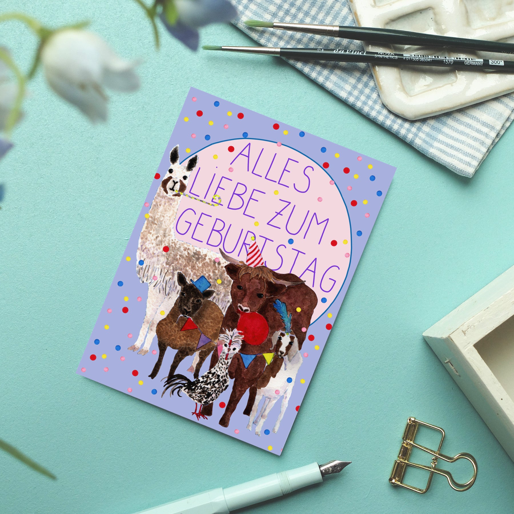 Bunte Geburtstagskarte mit Tieren in Partyhüten und der Aufschrift "Alles Liebe zum Geburtstag" auf blauem Hintergrund.