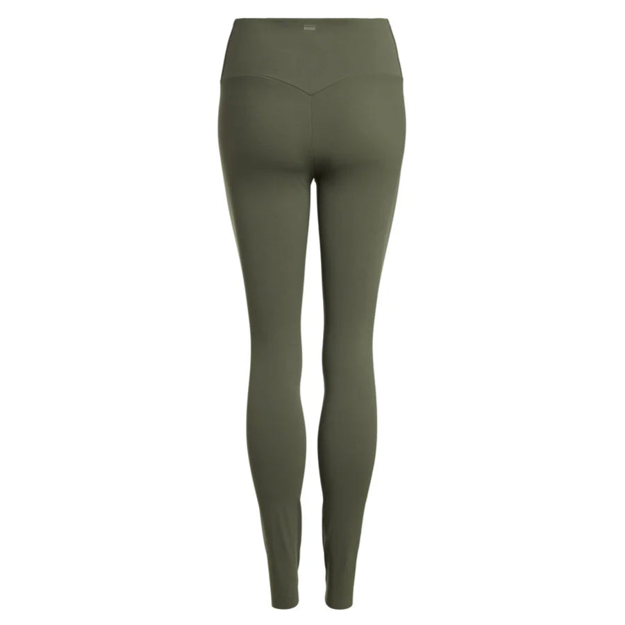 Olivgrüne Leggings mit hoher Taille, von hinten gesehen, in taillierter Form mit dezenter Passe am Bund. Die Leggings sind bodenlang und aus einem dehnbaren, glatten Stoff gefertigt.
