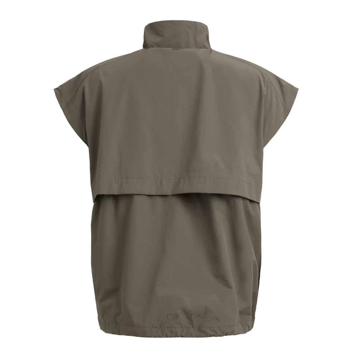 Braune, ärmellose Jacke mit hohem Kragen und verdecktem Reißverschluss, von hinten gesehen.