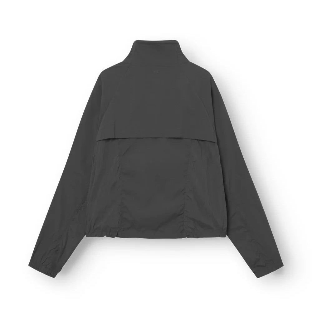 Dunkelgraue Jacke mit Stehkragen, von hinten gesehen.