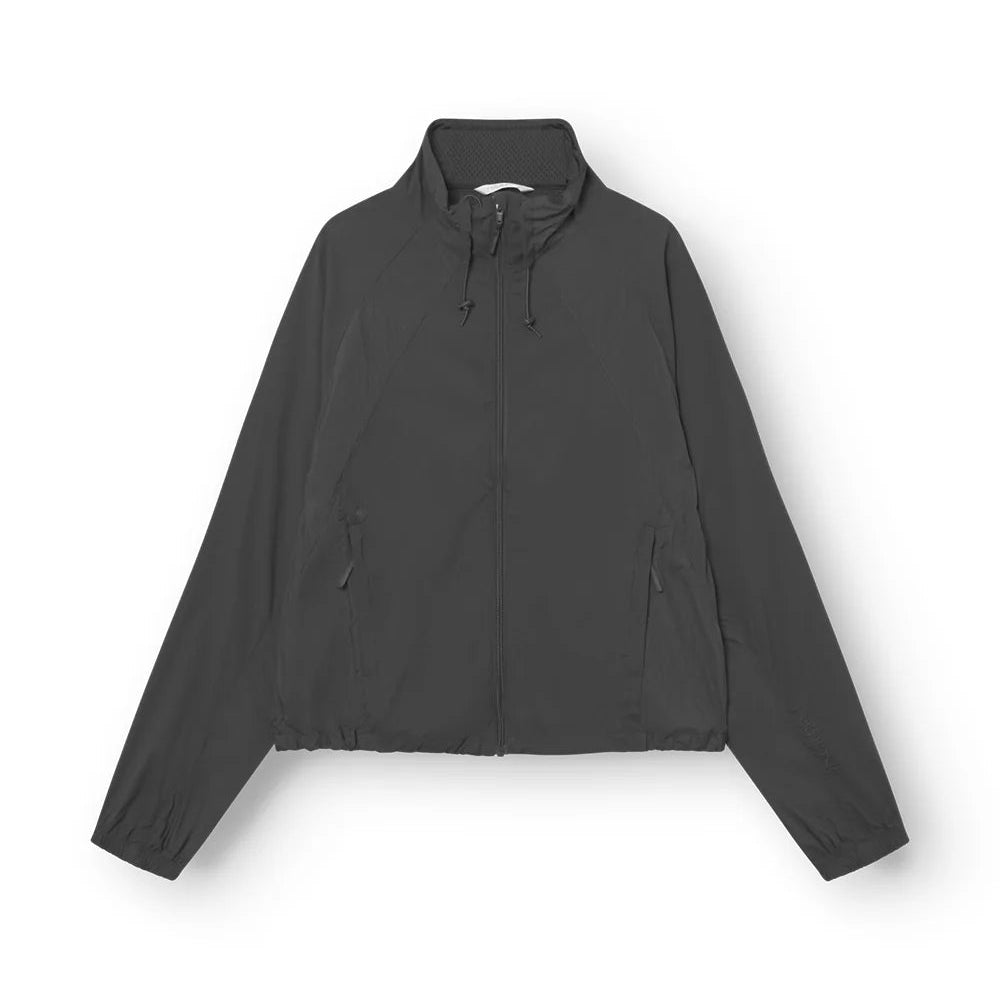 Eine schwarze Jacke mit Reißverschluss und Kapuze, auf einem weißen Hintergrund abgebildet.