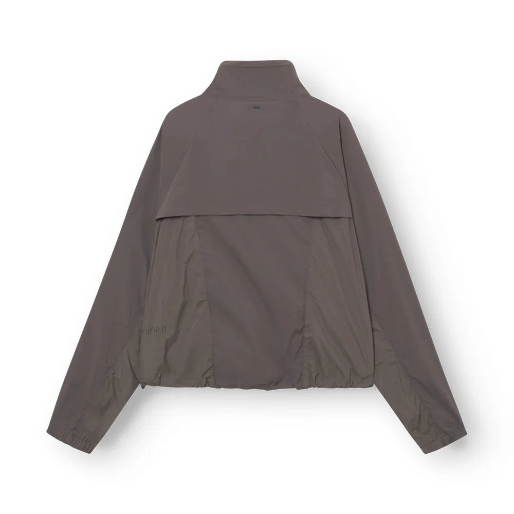 Graue Jacke von hinten mit breitem Kragen und lockerer Passform auf weißem Hintergrund.