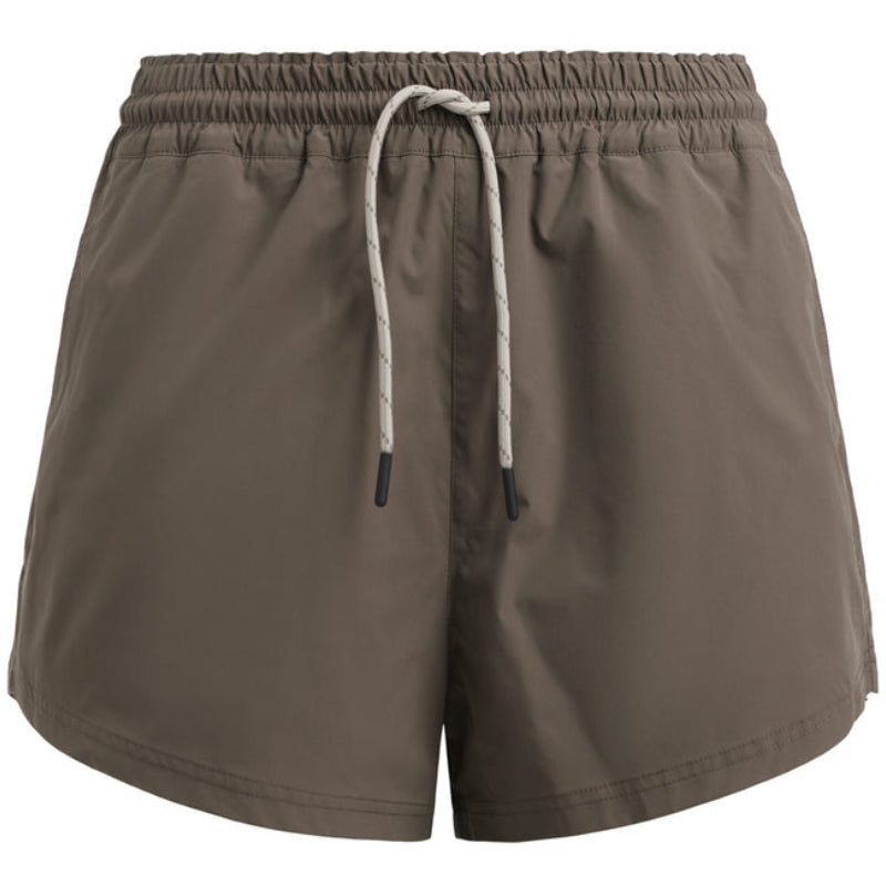 Braune Sportshorts mit elastischem Bund, Kordelzug vorne und leicht gebogenem Saum. Der Stoff ist leicht und eignet sich für Freizeit- und Aktivkleidung.