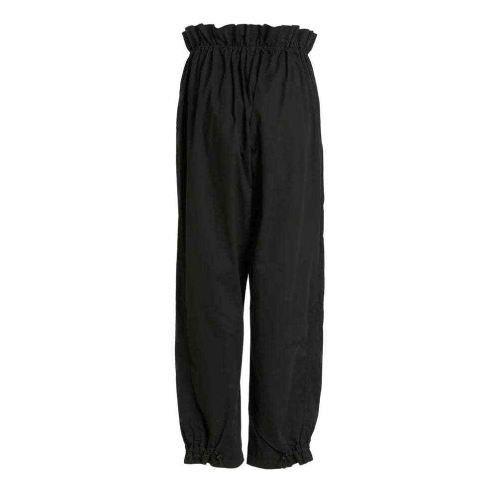Schwarze Hose mit hoher Taille, elastischem Paperbag-Bund und elastischen Bündchen an den Knöcheln, auf weißem Hintergrund.