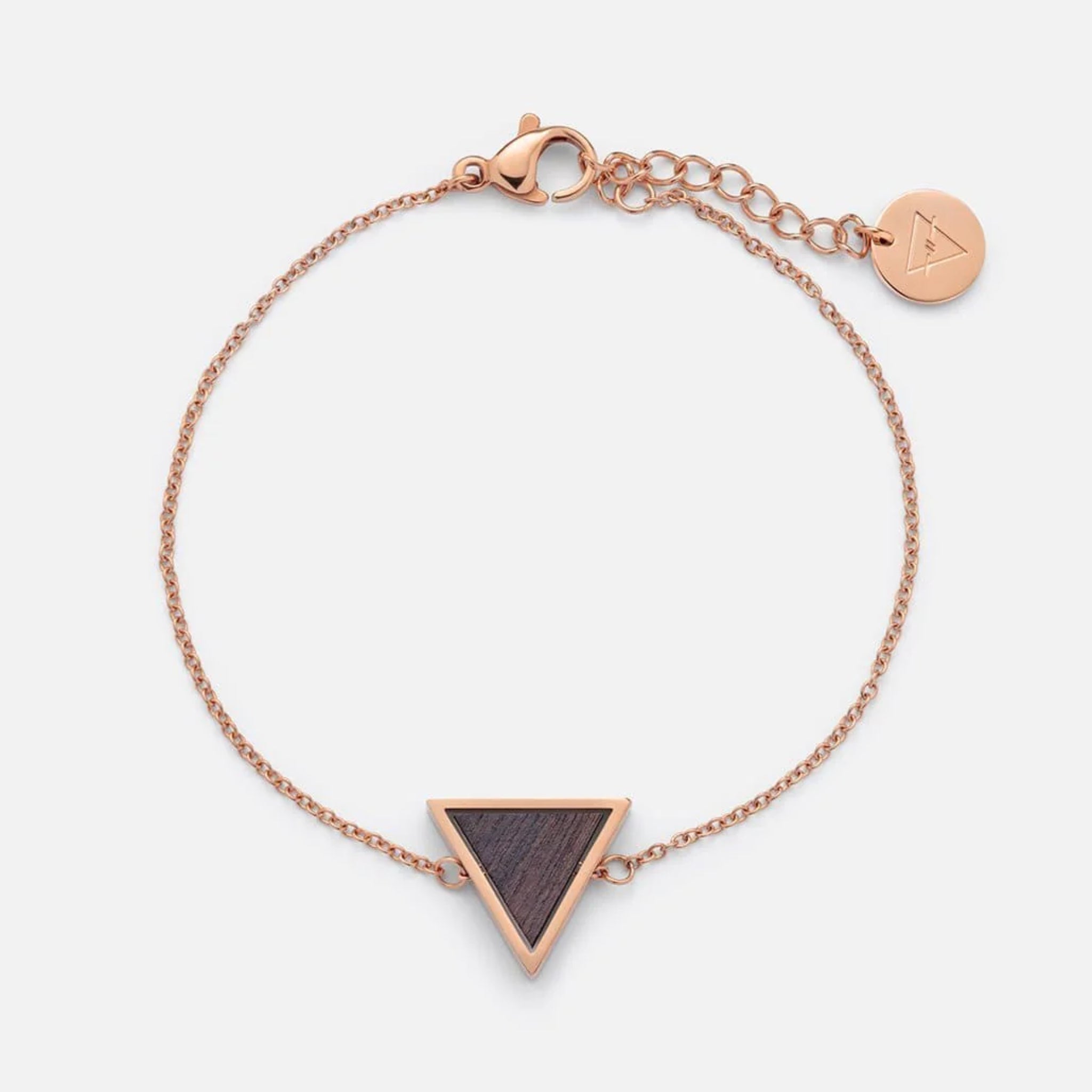 Kettchen-Armband aus roségoldfarbenem Metall mit dunkelbraunem dreieckigem Anhänger und rundem Logo-Tag am Verschluss.