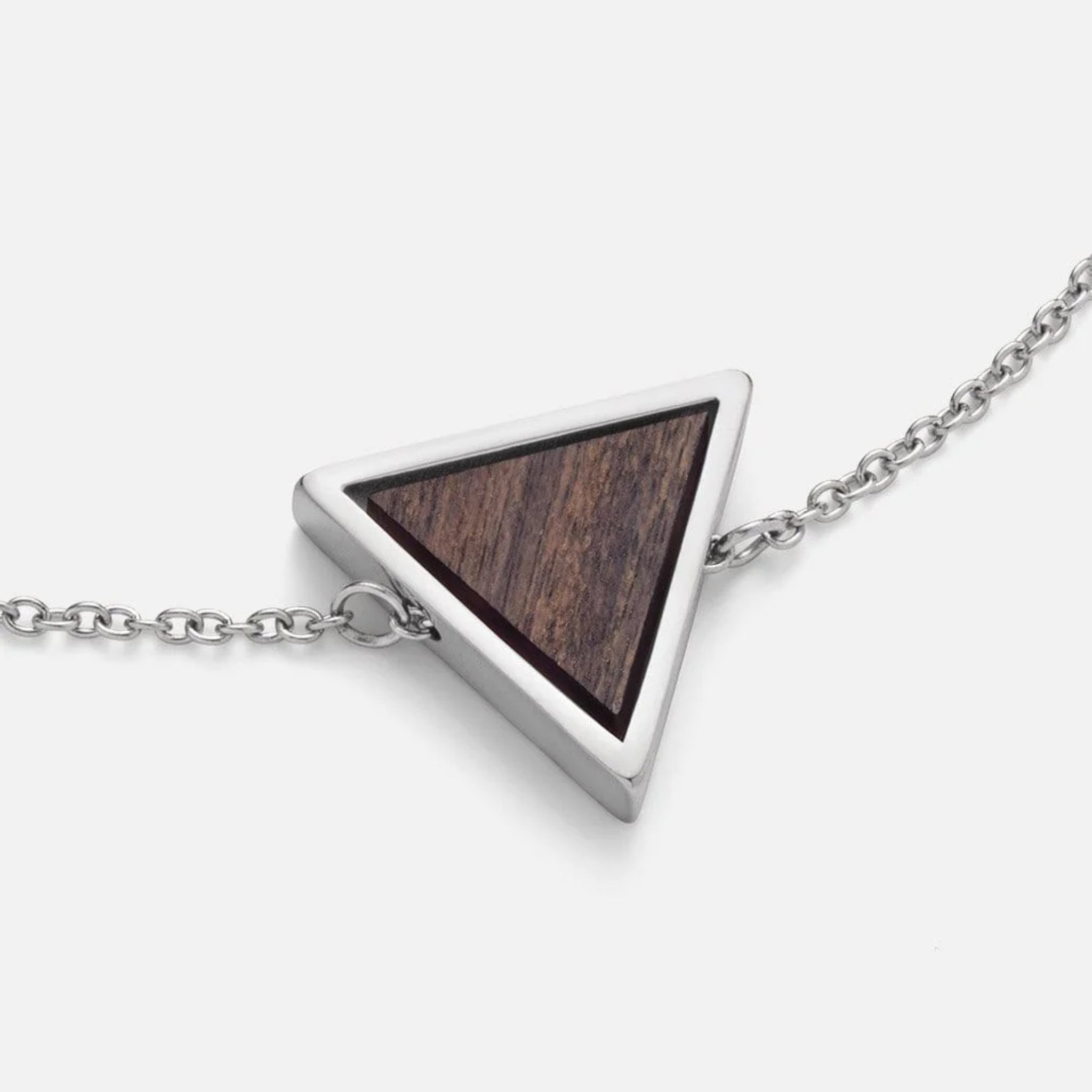 Dreieckiger Anhänger mit Holzfüllung und silberner Kette.