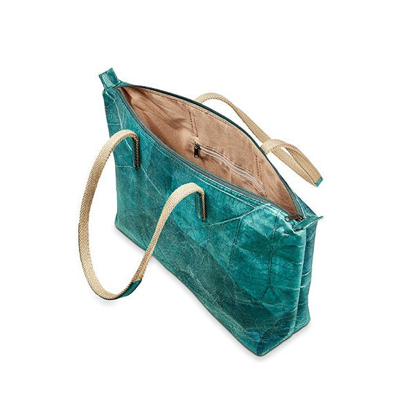 Türkisfarbene Handtasche mit beigem Innenfutter und zwei braunen Griffen, leicht geöffnet gezeigt.