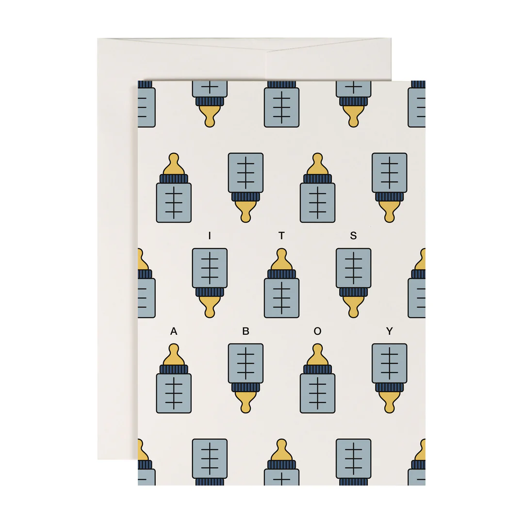 Eine Grußkarte mit Illustrationen von Babyflaschen und dem Text "IT'S A BOY" zwischen den Flaschen, mit einem einfachen weißen Umschlag dahinter.