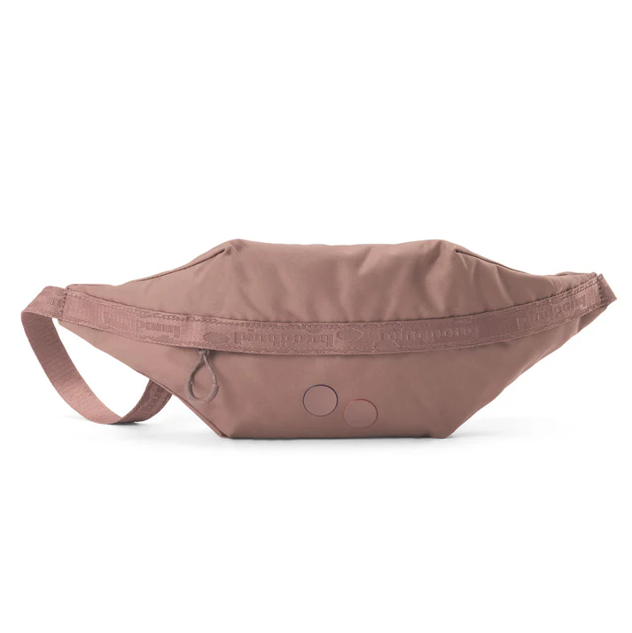 Eine mauvefarbene Gürteltasche in schlichtem, minimalistischem Design mit einem Reißverschluss oben und zwei kleinen runden Akzenten auf der Vorderseite.