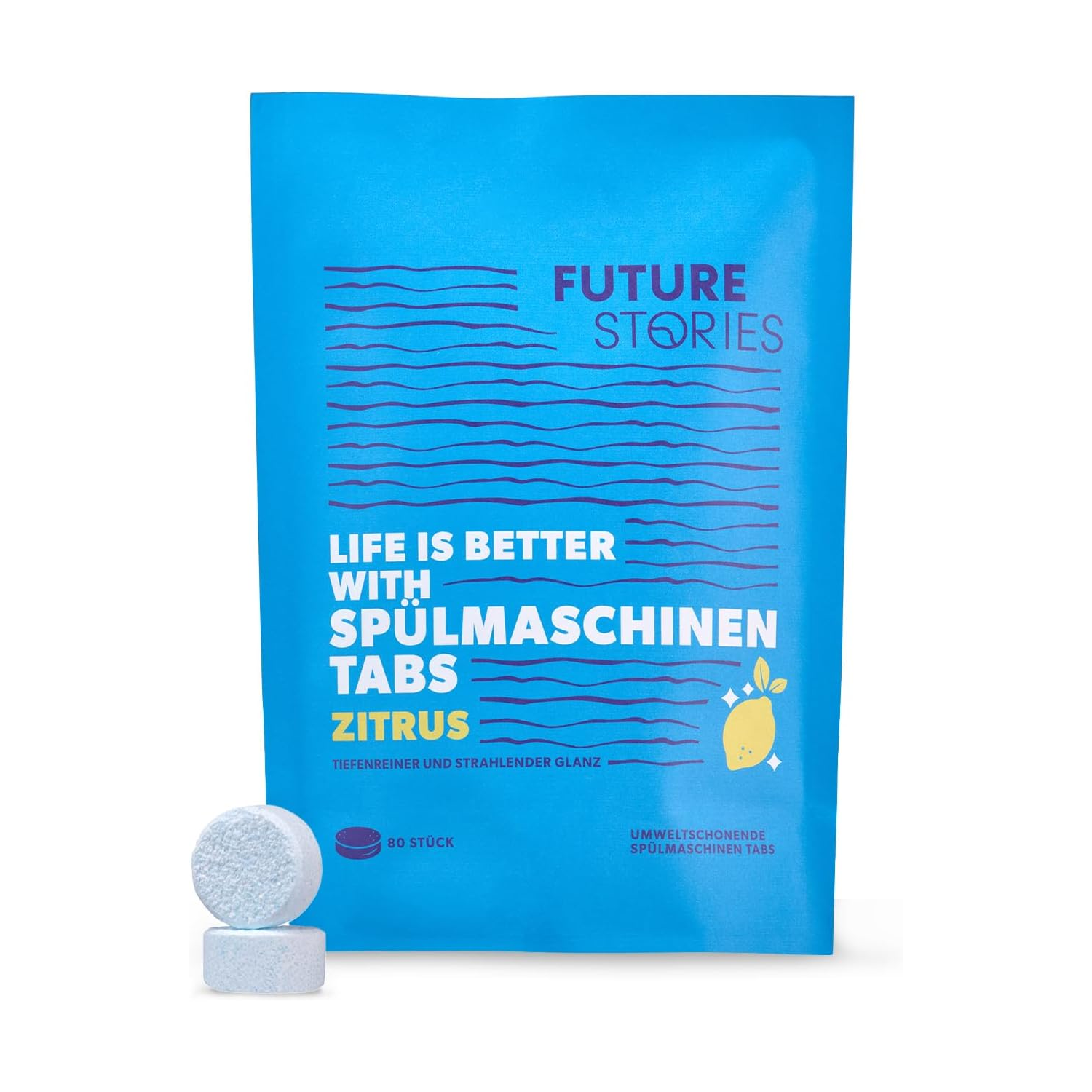 Ein blauer Beutel mit der Aufschrift Future Stories und dem Text Life is better with Spülmaschinen Tabs Zitrus in Weiß und Gelb. Vor dem Beutel befinden sich zwei weiß-blaue Spülmaschinentabs.