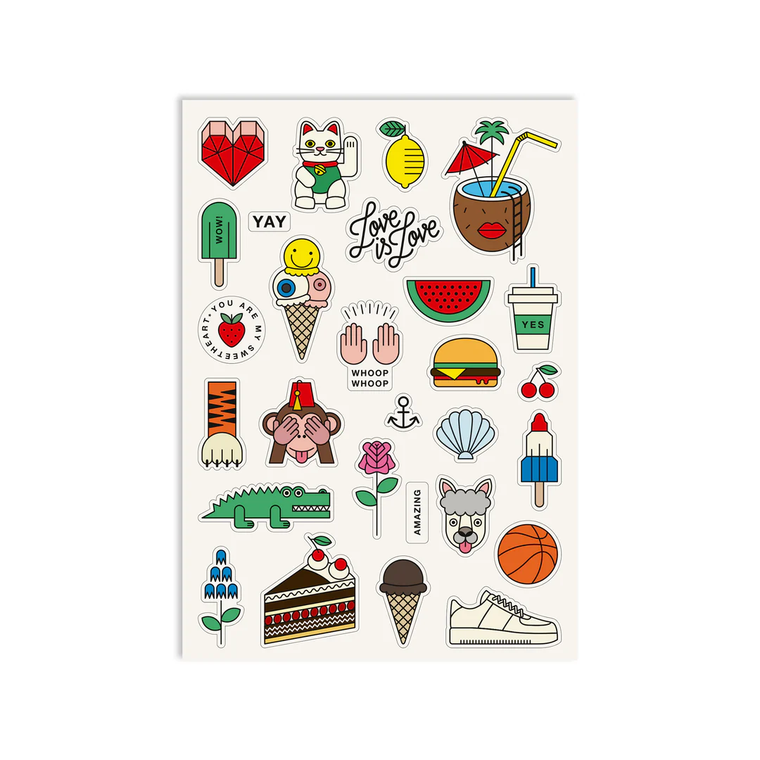 Ein Bogen mit farbenfrohen Aufklebern mit verspielten Motiven, darunter Tiere, Lebensmittel, ein Turnschuh, ein Herz, Obst, Eiscreme, Blumen, Getränke und Sätze wie "Love is Love", "YAY", "YES" und "AMAZING".