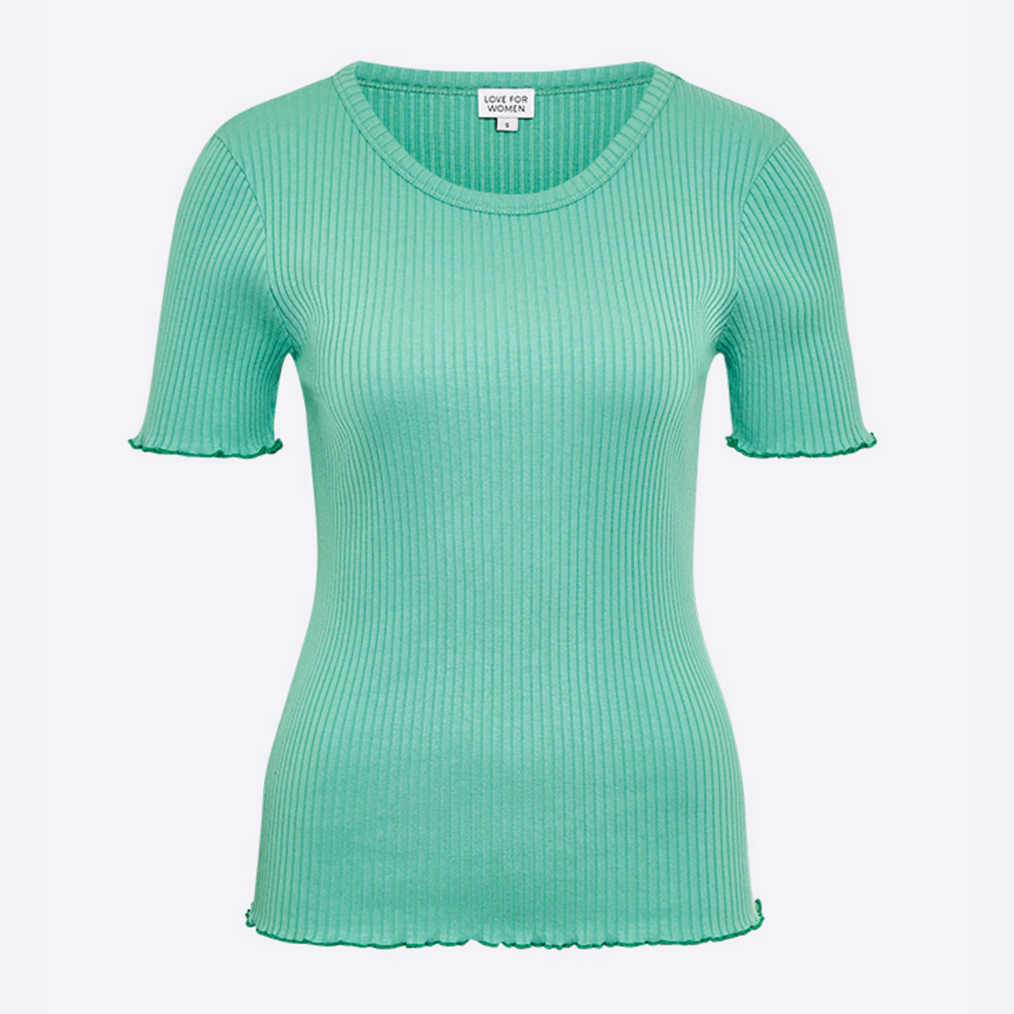 Grünes geripptes T-Shirt mit kurzen Ärmeln und einem Etikett im Nackenbereich auf weißem Hintergrund.